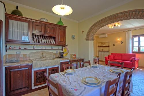 кухня, Casa Violina by PosarelliVillas in Теронтола Дi Кортона