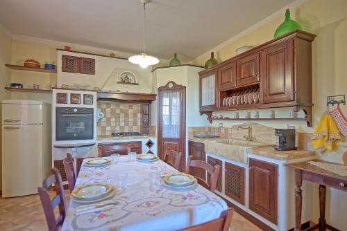 кухня, Casa Violina by PosarelliVillas in Теронтола Дi Кортона
