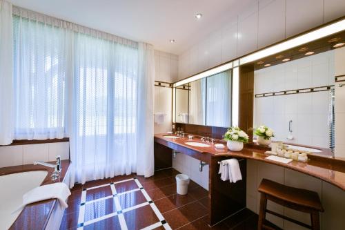 room detail thumbnail 2