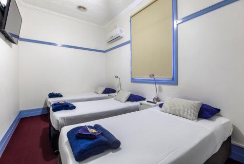 3 twin beds