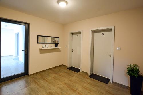 Mandarin Premium Apartments - image 13