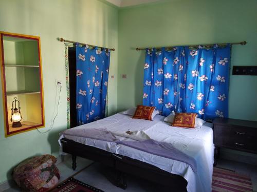 Double Room with Shared Bathroom image 2