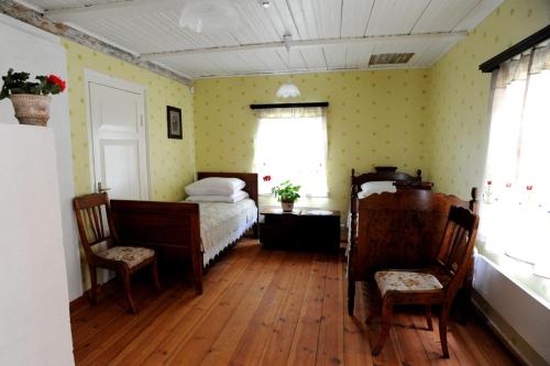 3 twin beds