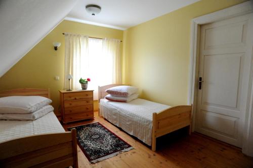 2 twin beds