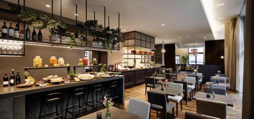 ห้องอาหาร, สไตเกนเบอร์เกอร์ โฮเทล เฮอเรนโฮฟ (Steigenberger Hotel Herrenhof) near บูร์กการ์เทน พาร์ค