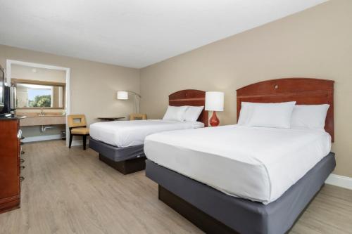 Stayable Suites Lakeland Located in Lakeland, Rodeway Inn & Suites - Lakeland is a perfect starting point from which to explore Lakeland (FL). Both business travelers and tourists can enjoy the propertys facilities and servi