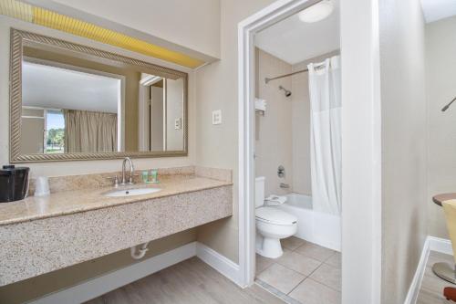 Bathroom, Stayable Suites Lakeland in Lakeland (FL)