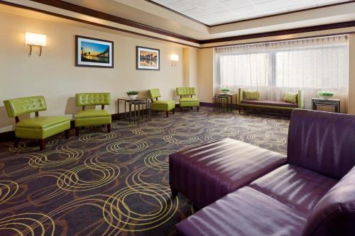 Holiday Inn Clark - Newark an IHG Hotel - image 2
