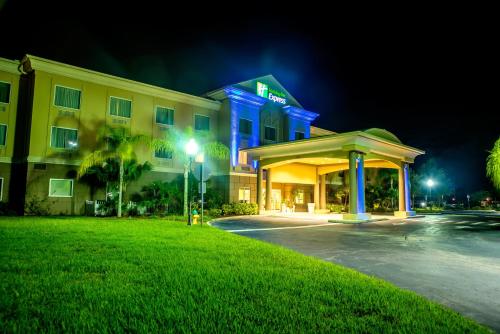 Exterior view, Holiday Inn Express Hotel & Suites Cocoa in Cocoa (FL)