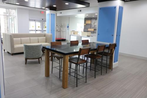 Holiday Inn Express & Suites - Coffeyville an IHG Hotel - image 3