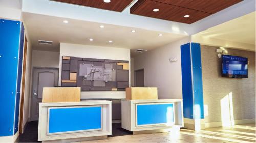 Holiday Inn Express Hotel & Suites Corona an IHG Hotel - image 8