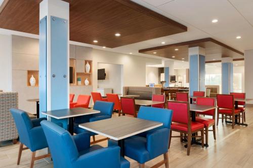 Holiday Inn Express & Suites Cincinnati NE - Red Bank Road