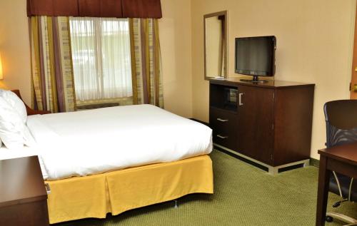 Holiday Inn Express Hotel & Suites Center Township, an IHG Hotel
