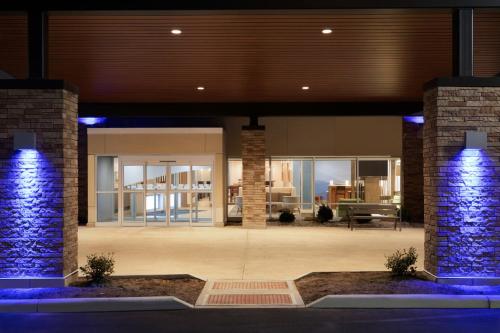 Holiday Inn Express & Suites - Cincinnati NE - Red Bank Road, an IHG Hotel