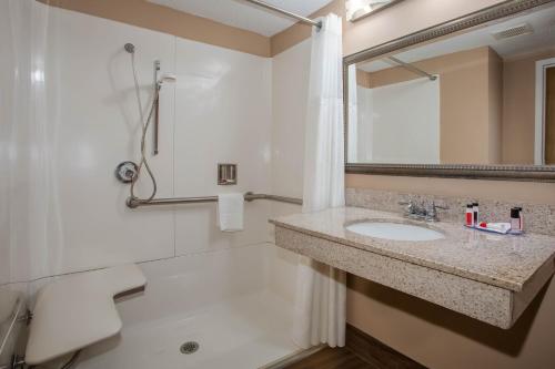 Ramada by Wyndham Statesville - image 5