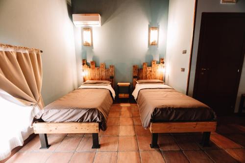 2 twin beds