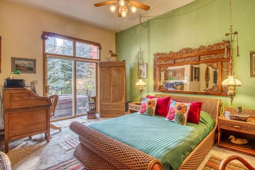Crazy Horse Retreat in Hermosa, USA