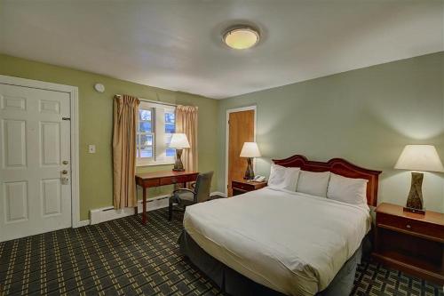 Colonial Motel and Spa in Brattleboro, USA