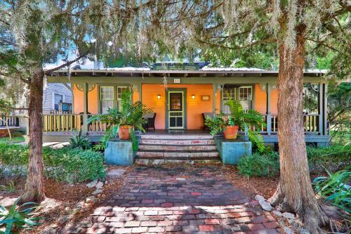 Charming Myrtle Bungalow