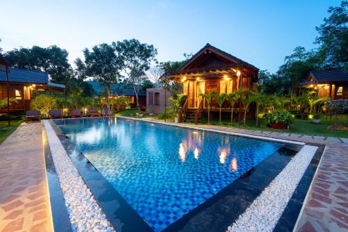 สระว่ายน้ำ, Anna Pham Bungalow - Friendly Local in กัว เดือง