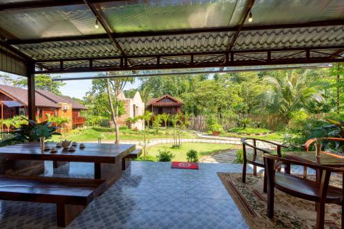 Anna Pham Bungalow - Friendly Local - 식음료(F&B)