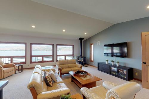 South Lakeshore Waterfront Oasis - image 3