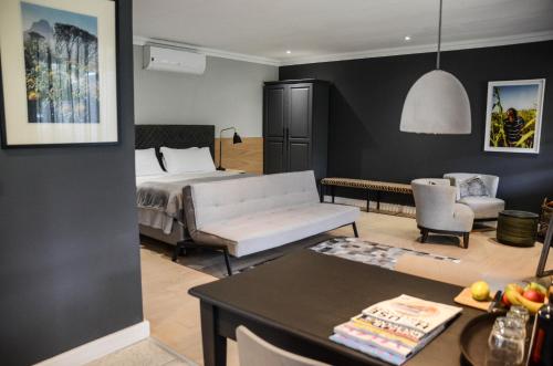 1 king bed, 1 sofa bed