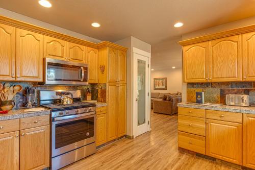 5 Bed 3 Bath Vacation home in Sunriver - image 5