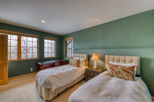 4 Bed 5 Bath Vacation home in Vail - image 8