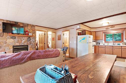 Cottage on High Lake - image 4
