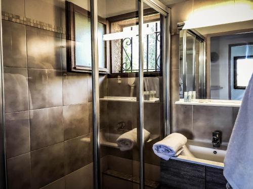 Salle de bain, Residence Agathos (un jardin sur la plage) in Agay