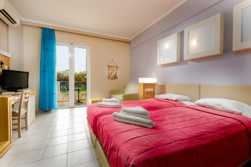 Sovereign Beach Hotel - image 2