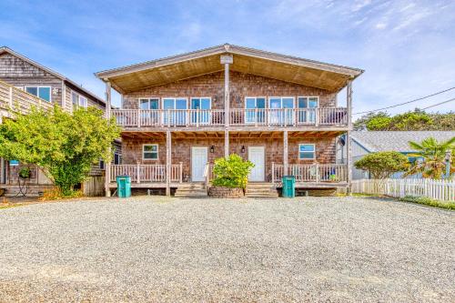 8 bedrooms, 14 beds