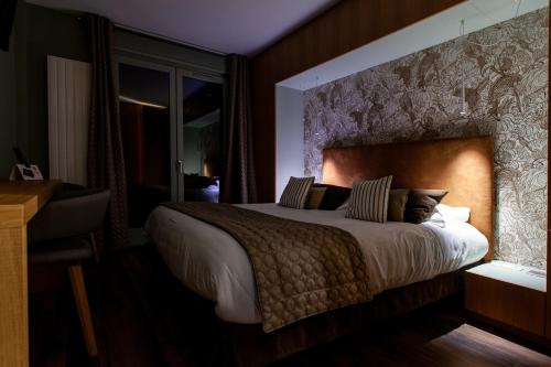 Logis Hotel Restaurant La Tour in Chasse-sur-Rhone