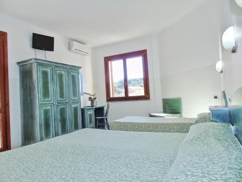 4 twin beds