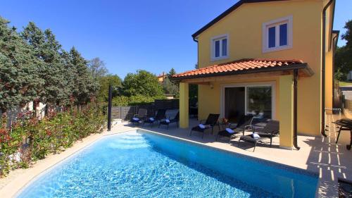 B&B Mugeba - Beautiful villa Mugeba I with pool in Porec near the aquapark - Bed and Breakfast Mugeba