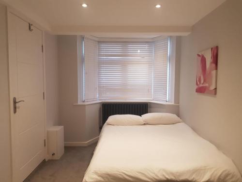 Ensuit Modern Room In Morden, , London