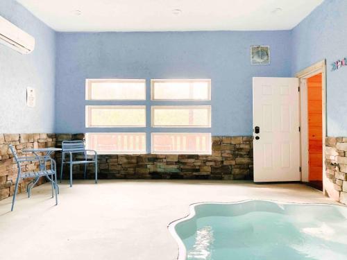 Splash of Moonshine -heated indoor pool hot tub arcade game room - image 9