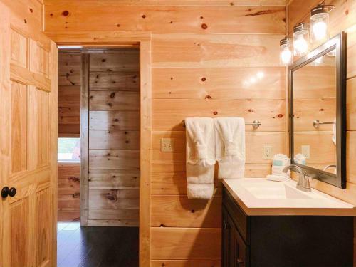 Splash of Moonshine -heated indoor pool, hot tub, arcade game room