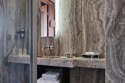 225015012 Hotel Monopol