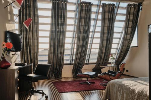225018226 Hotel Monopol
