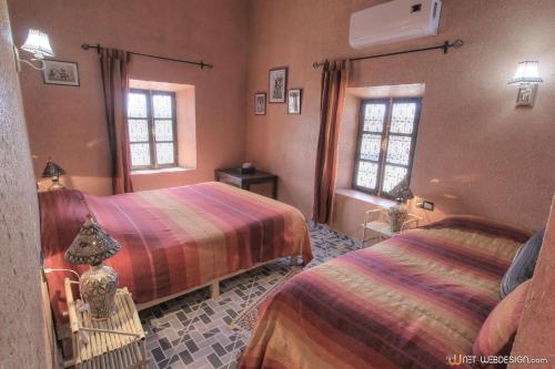 1 queen bed, 1 twin bed, 2 sofa beds