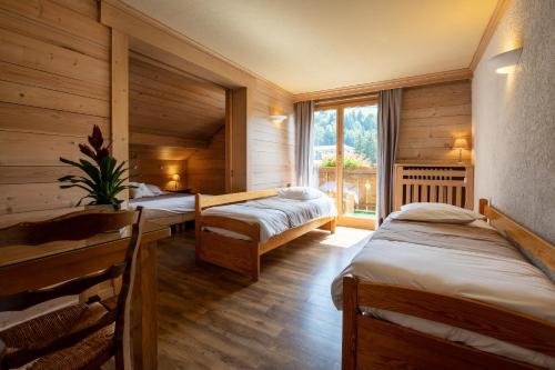 1 double bed, 2 twin beds