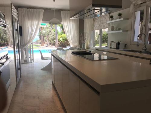 Deluxe First Line Villa – khách sạn tại Perivolia