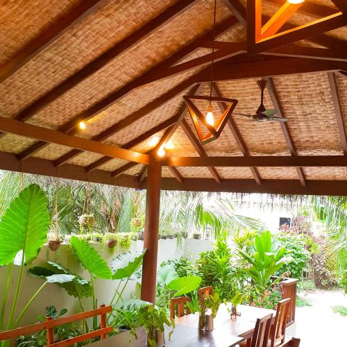 Restaurant, Thundi Sea View in Vaavu Atoll