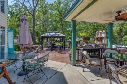 The Whispering Pines Inn in East Imhoff