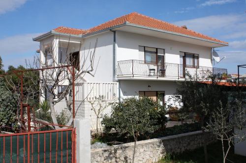 Apartments by the sea Okrug Donji Ciovo - 4825 - image 5