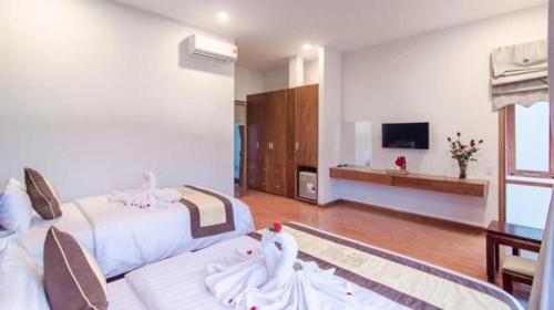 Green World Hoi An Villa Green World Hoi An Villa is conveniently located in the popular Cam Chau area. The property offers guests a range of services and amenities designed to provide comfort and convenience. Service-minded 