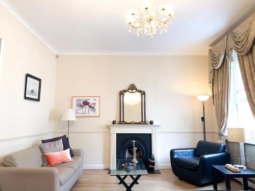 South Kensington English Apartment Sleeps 6 Guests, , London