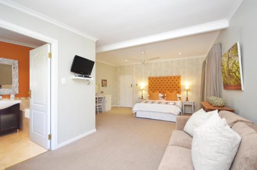 Lodge on Main Guest House and Conference Centre Room Type - Deluxe Double Room 6
